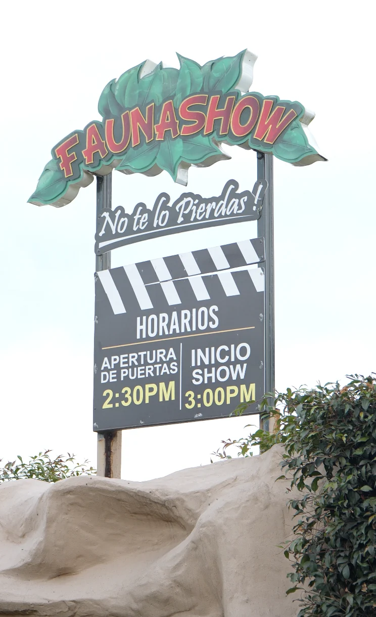 Faunashow entrance; sign showing doors open at 2:30 p.m. and show starts at 3:00 p.m.