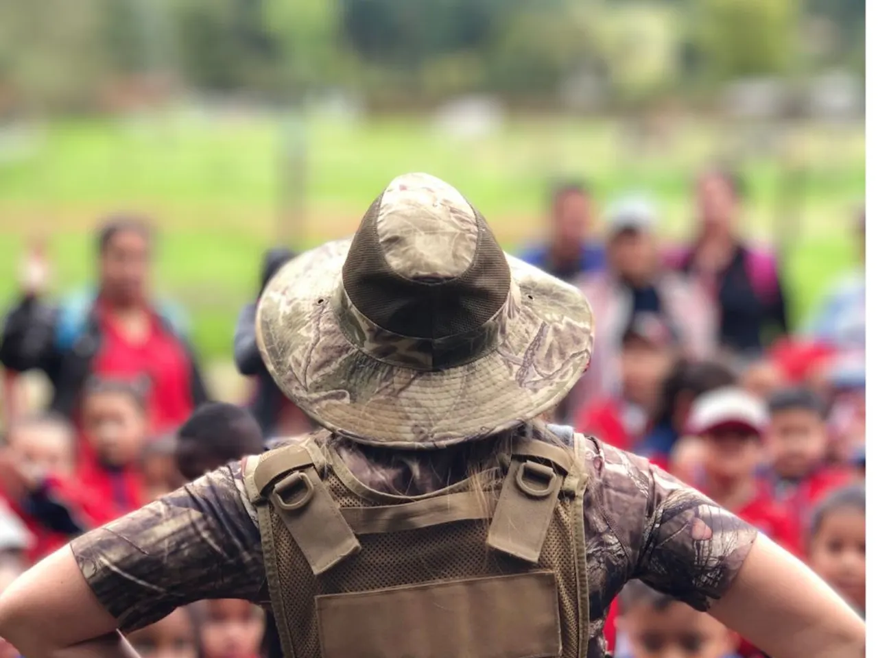 Faunáticos guide standing in front of a group of students